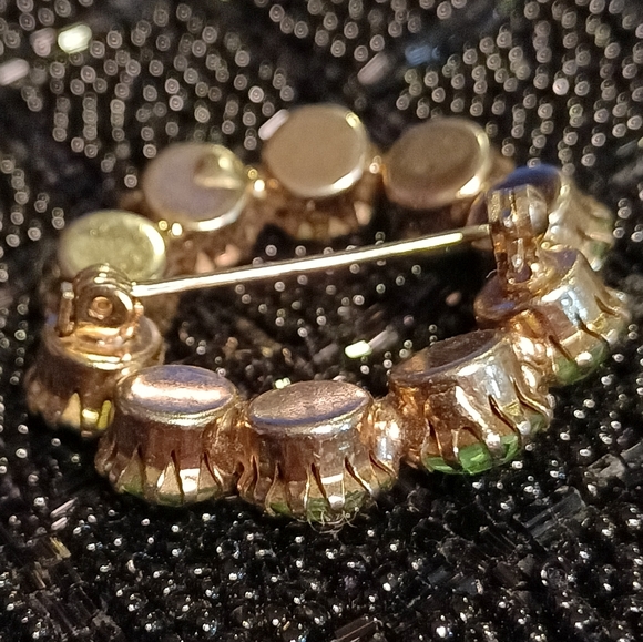 Vintage rhinestone 10 stone light green wreath shaped brooch. - Picture 13 of 13